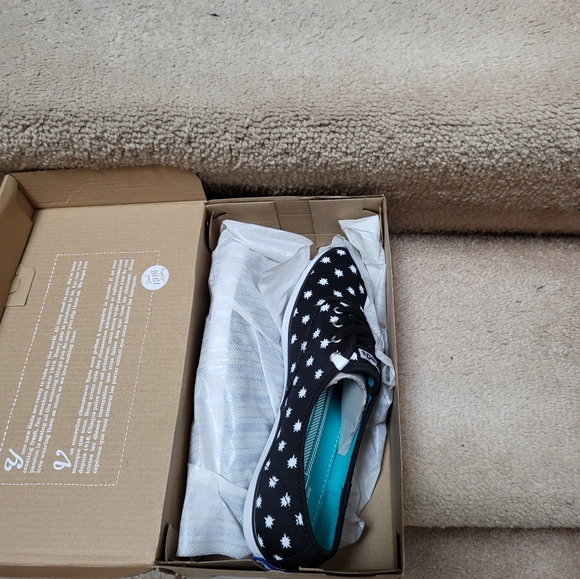 NWOT! Black and white size 8 Keds! - Picture 4 of 5